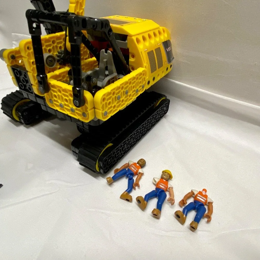 LEGO Technic Excavator Vexcon VIQ-1208 + 3 Worker Men Missing Limbs No Manuals